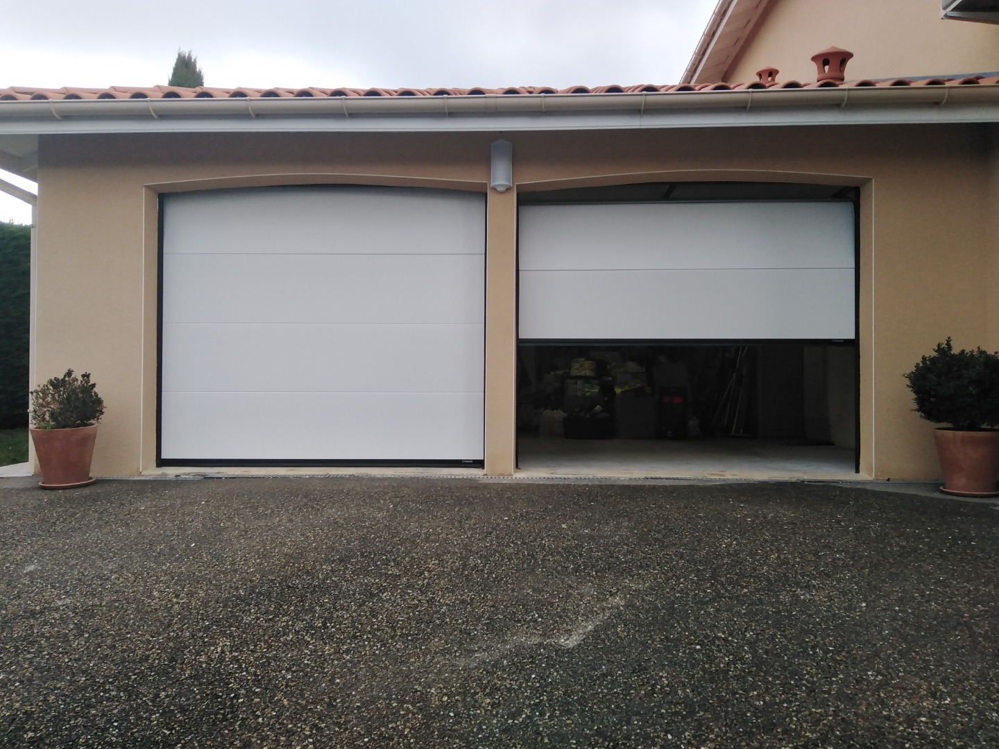 Porte de garage avec portillon 